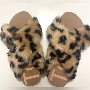 Tom’s leopard print slippers/slides